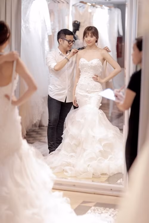 Sau nhiều ồn ào, cặp đôi Hari Won – Trấn Thành sẽ chính thức về chung một nhà vào ngày 25/12 tới đây. Để chuẩn bị cho ngày trọng đại, Trấn Thành và bạn gái vừa đi thử trang phục cưới.