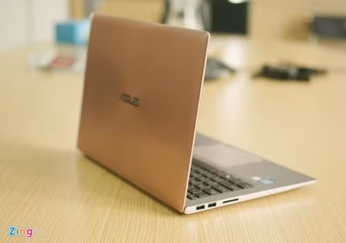 Điểm nổi bật nhất của Zenbook UX303UA chính là sắc vàng hồng ở phần mặt sau. Model này sử dụng thiết kế vỏ kim loại với các đường tròn đồng tâm quen thuộc của dòng Zen.