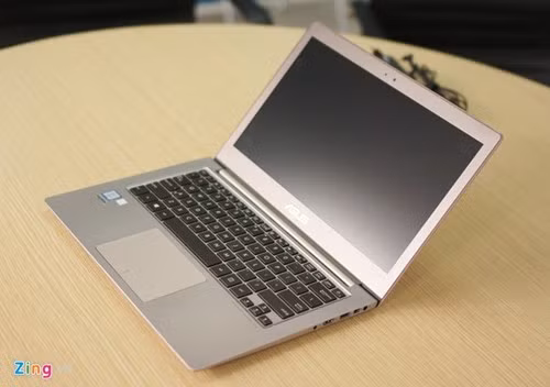 Mặt trong của máy có màu trắng xám. Zenbook UX303UA cũng là ultrabook đầu tiên ra mắt tại Việt Nam sử dụng chip Intel Skylake thế hệ thứ 6 từ Intel.