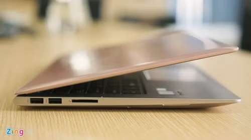 Cạnh phải có thêm 2 cổng USB 3.0 khác và khe cắm thẻ nhớ SD.