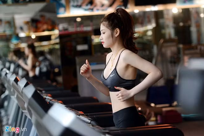 9X chia sẻ, trong mỗi buổi tập gym cô thường khởi động làm nóng cơ thể bằng các động tác tay không và chạy bộ trên máy cho khớp được dẻo dai, linh hoạt.