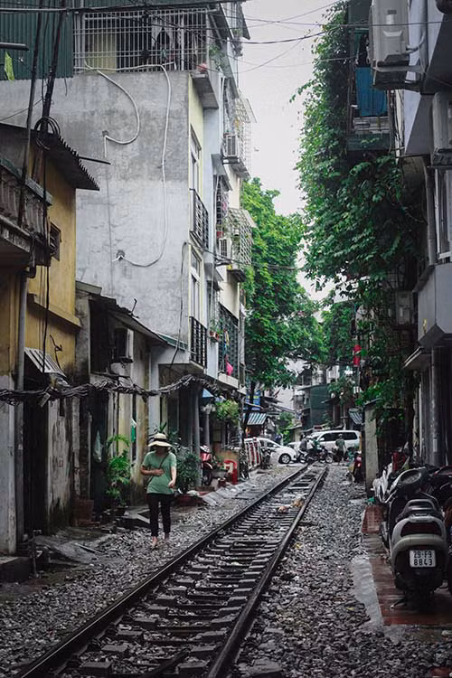 Nhịp sống thường nhật trên đường tàu số 8 Điện Biên Phủ vẫn trôi qua dù mối nguy hiểm từ đường ray vẫn rình rập họ mỗi ngày.