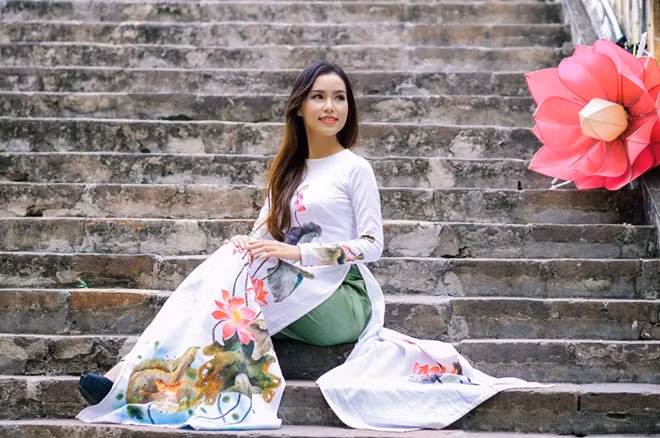 Lục Thảo Hiếu (sinh năm 1997, cao 1,59 m, nặng 46 kg) là người hòa đồng, thân thiện, luôn đề cao trách nhiệm trong công việc và học tập. Nữ sinh biết hát, đóng kịch, nhảy.