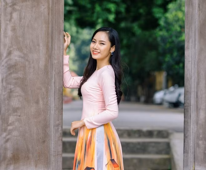 Tô Thúy Hằng (sinh năm 1997, cao 1,62 m, nặng 53 kg) có năng khiếu hát, múa, vẽ. Cô là thành viên câu lạc bộ tình nguyện Đại học Luật Hà Nội, thường xuyên tham gia các hoạt động đoàn đội.