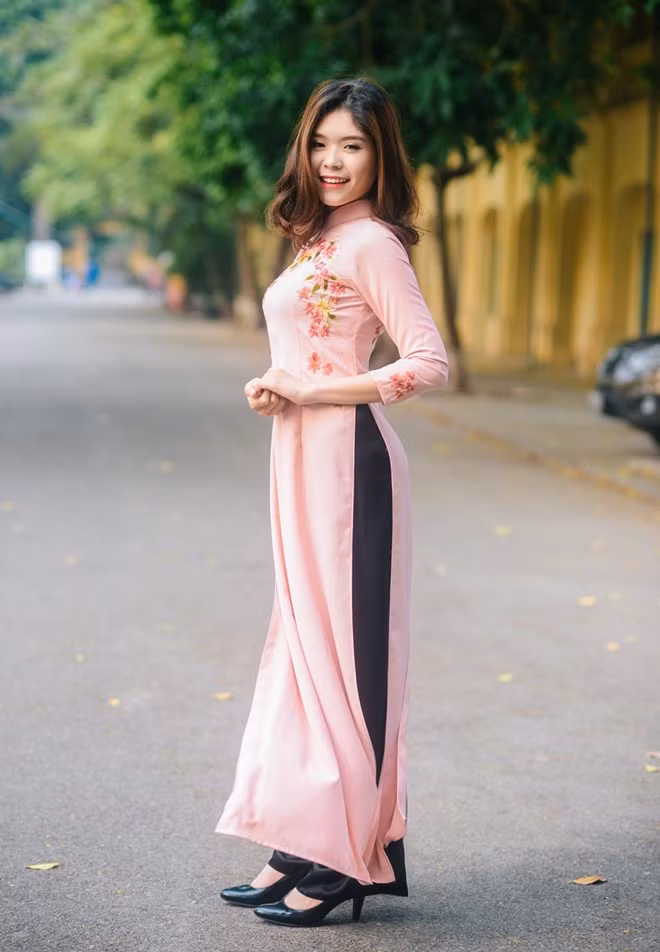 Hoàng Bảo Ngọc sinh năm 1996, sở hữu chiều cao 1,67 m, nặng 50 kg. Năng khiếu của nữ sinh là nấu ăn. Ngọc từng tham gia nhiều cuộc thi ở trường và ước mơ trở thành giáo viên.
