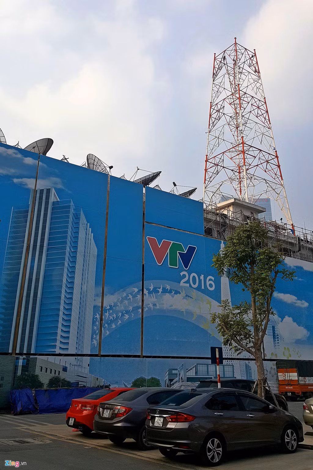 Dưới chân cột là trạm phát sóng mặt đất Giảng Võ trước đây có tên hiệu là GV2. Trạm phát sóng này có nhiệm vụ phát sóng tín hiệu analog các chương trình VTV1, VTV2 và VTV3 cho Hà Nội và vùng phụ cận bằng anten, băng VHF và UHF gắn trên đỉnh cột nhưng cũng đã được đập bỏ.
