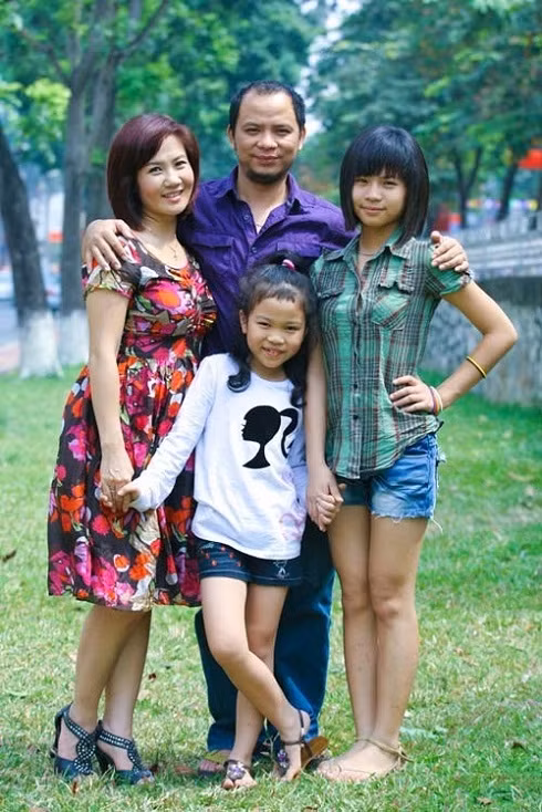 Anh Tuấn kết hôn cùng diễn viên Nguyệt Hằng. Cả hai cùng công tác tại Nhà hát Tuổi trẻ. Đồng lương diễn viên ít ỏi khiến nam nghệ sĩ phải kinh doanh thêm nhà hàng.