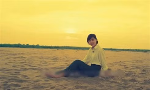 Thu Hương vào vai Hằng - lớp trưởng lớp 12A. Hằng có tâm hồn nhạy cảm, yêu thích thơ văn. Cuộc sống hôn nhân của bố mẹ cô không hạnh phúc. Trong những lần tiếp xúc với thày chủ nhiệm Minh, trái tim Hằng rung động. Tuy nhiên, sau khi chứng kiến cuộc sống bế tắc và thái độ nhu nhược của thày Minh trước vợ, Hằng rơi vào thất vọng. Cô phải khỏi thành phố, về vùng đất khắc để bắt đầu cuộc sống mới.