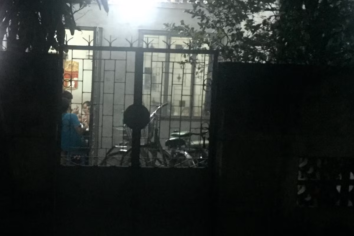 Những lớp học thêm tại đây diễn ra trong không gian chưa đầy 20m2, thậm chí có lớp chỉ rộng khoảng 10m2 nhưng thu hút khá đông học sinh. Mỗi lớp được kê 4-5 chiếc bàn vuông, mỗi bàn như vậy có 5-6 học sinh ngồi quây tròn học.