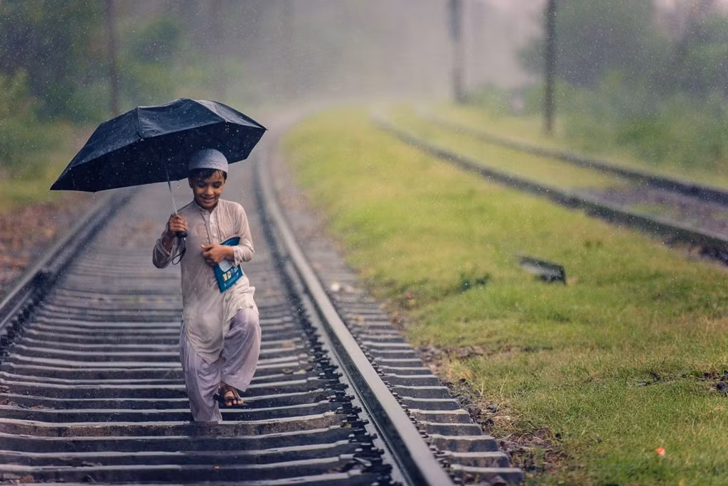 Vẻ hồn nhiên của cậu bé dưới mưa được ghi lại trong ảnh của Shabir Mian (Pakistan).