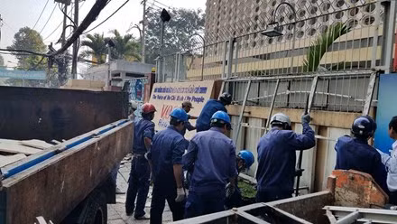 Biển quảng cáo vi phạm, lấn ra vỉa hè bị tháo dỡ.
