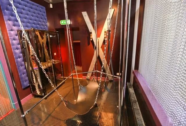Ilonka Stakelborough nhận định có đủ loại đàn ông thường lui đến các nhà thổ ở Amsterdam. Họ là những quý ông đã kết hôn hoặc còn độc thân, một vài người còn tranh thủ ghé thăm nhà thổ trên đường đi làm. Khoảng 75% gái mại dâm xuất thân từ các quốc gia nghèo, thường là Romania hoặc Bulgaria. Ảnh: Thrillist.