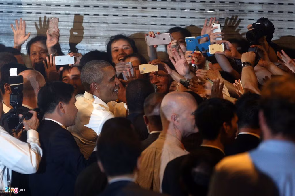 Tháng 5: Tổng thống Mỹ Barack Obama giao lưu với người dân trên phố Hà Nội. Ông có chuyến thăm và làm việc tại Việt Nam trong ba ngày. Tối 23/5, người đứng đầu Nhà Trắng tới quán bún chả trên phố Lê Văn Hưu (Hà Nội) để thưởng thức món ăn truyền thống của Việt Nam. Vị tổng thống khi xuất hiện tại đây đã nhận được sự chào đón nồng nhiệt của hàng trăm người dân. Ảnh: Tiến Tuấn.