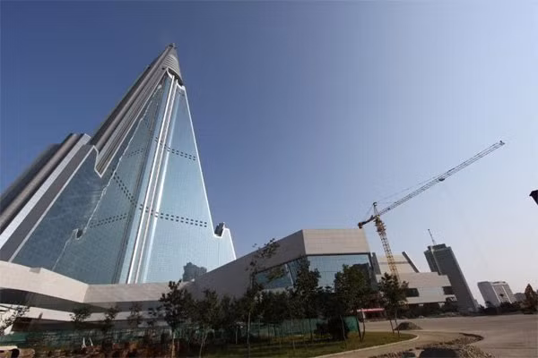 Thế nhưng đến nay, khách sạn vẫn chưa đi vào hoạt động và những gì diễn ra bên trong vẫn là một bí ẩn. Và điều đó có nghĩa là Ryugyong tiếp tục là tòa nhà không người lớn nhất thế giới.