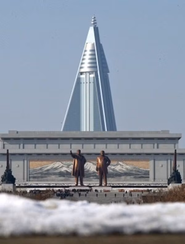 Sau 16 năm đình chỉ, việc xây dựng Ryugyong được bắt đầu lại vào năm 2008 nhờ khoản đầu tư 30 triệu USD từ tập đoàn viễn thông Ai Cập Orascom. Ngoại thất tòa nhà được hoàn thành vào năm 2011.