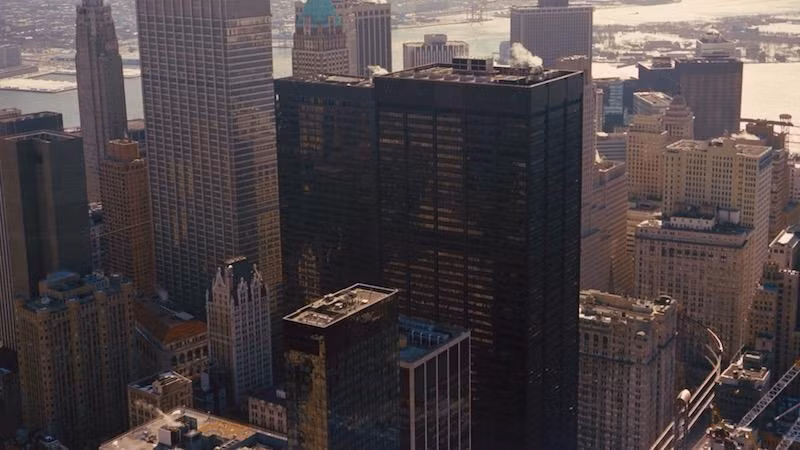 Trump Tower Ông Trump đang sở hữu một tòa nhà cao 58 tầng nổi tiếng mang họ mình: Trump Tower. Tọa lạc giữa khu trung tâm Manhattan, NewYork, tòa nhà này có chi phí xây dựng hơn 300 triệu đô (6.800 tỷ đồng) vào năm 1999 nhưng giờ đây, cái giá của nó còn cao hơn rất nhiều. Tòa nhà này cũng là nơi một số ‘ngôi sao sáng’ sinh sống như Bruce Willis, Cristiano Ronaldo, và Michael Jackson.