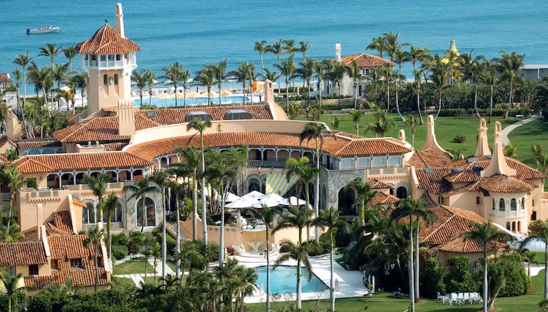 Khu đất Mar-A-Lago trị giá 150 triệu đô (3.400 tỷ đồng) Tỉ phú Donald Trump đã mua lại khu bất động sản Maralago tại bãi biển Palm với giá 5 triệu đô (113 tỷ đồng). Sau đó, ông đã biến nó thành một câu lạc bộ tư nhân rộng và rất ấn tượng. Được biết, nơi này có 58 phòng ngủ, 33 phòng tắm và 126 phòng riêng.