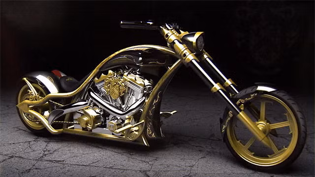 Xe chopper mạ vàng Chiếc chopper mạ vàng 24k được mang tên Trump do hãng Orange County Choppers thiết kế riêng cho Donald Trump. Theo nhiều người, Donald Trump cực kỳ thích vàng và những sản phẩm như vậy.