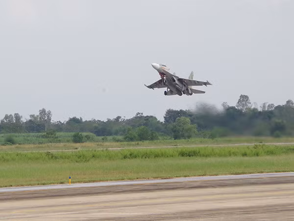 Chi voi mot dong co, phi cong Su-30MK2 van ha canh an toan-Hinh-3