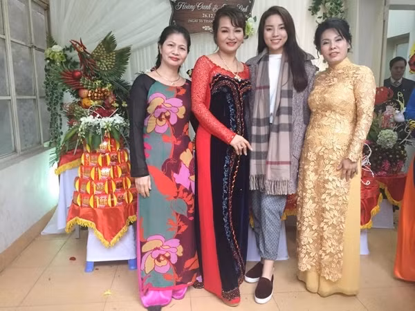 Trái ngược với Kỳ Duyên, mẹ Hoa hậu lại ăn mặc khá trang trọng, lịch sự. Ảnh: internet