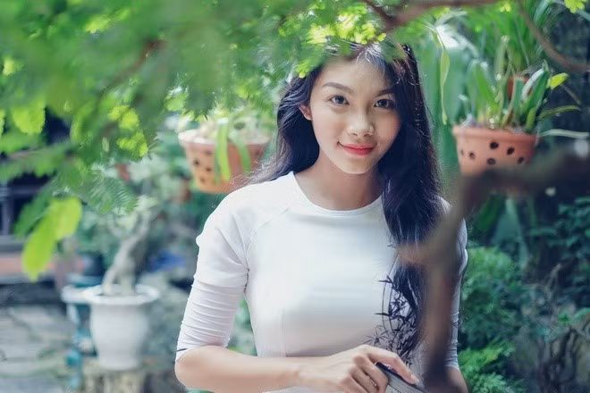 Về phong cách cá nhân, người đẹp Cẩm Tú cho biết cô không đóng khung vào bất cứ phong cách nào. Khi đi học, 9X thích những bộ đồ năng động, khỏe khoắn. Ảnh: Nick M.