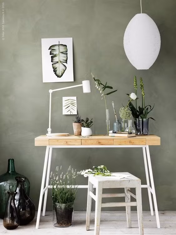 Đặt một vài chậu cây nhỏ xíu trên bàn làm việc để góc nhỏ thêm yên bình.