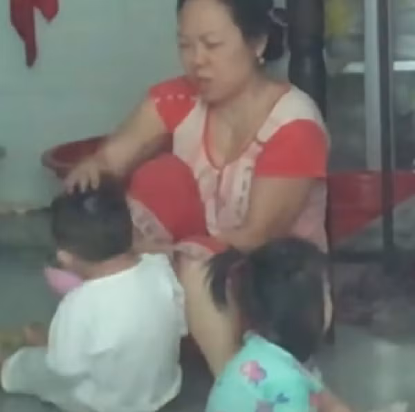 Bao mau bao hanh tre: Loi ke cua phu huynh, hang xom