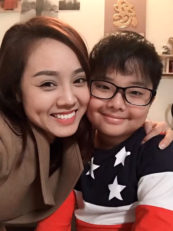 Bên cạnh đó, người yêu 9X của nghệ sĩ Công Lý hiện tại cũng chia sẻ hình ảnh thân thiết với Cu Tít. Tuy nhiên, cô né tránh chụp hình chung với gia đình Thảo Vân. Người yêu 9X của Công Lý chia sẻ: “Bố vừa đi về, thấy Tít đi theo chơi trên cái xe kia, bố đi chậm theo con rơm rớm nước mắt kiểu nhớ con, xong dặn Tít không được đi xuống đấy chị ạ!" Thảo Vân trả lời rằng: "Chị thì đang bảo thế nào em mải chụp ảnh cho bố con mà quên cả nhà không chụp với em".