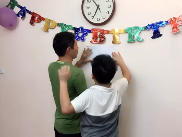 Công Lý và con trai rất thân thiết.