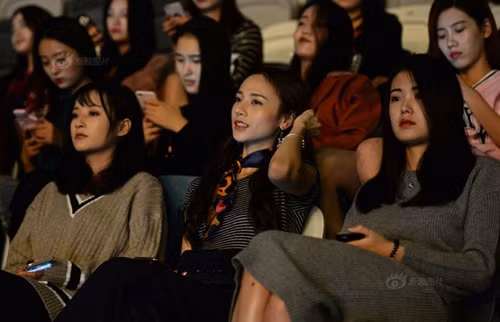 Ngoài mua các đồ dùng thiết yếu như: mỹ phẩm, quần áo và phụ kiện, Hạnh Thu chi tiêu rất tiết kiệm. Cô nàng cũng thường xuyên theo dõi các buổi biểu diễn của những người mẫu nổi tiếng để học hỏi kinh nghiệm.