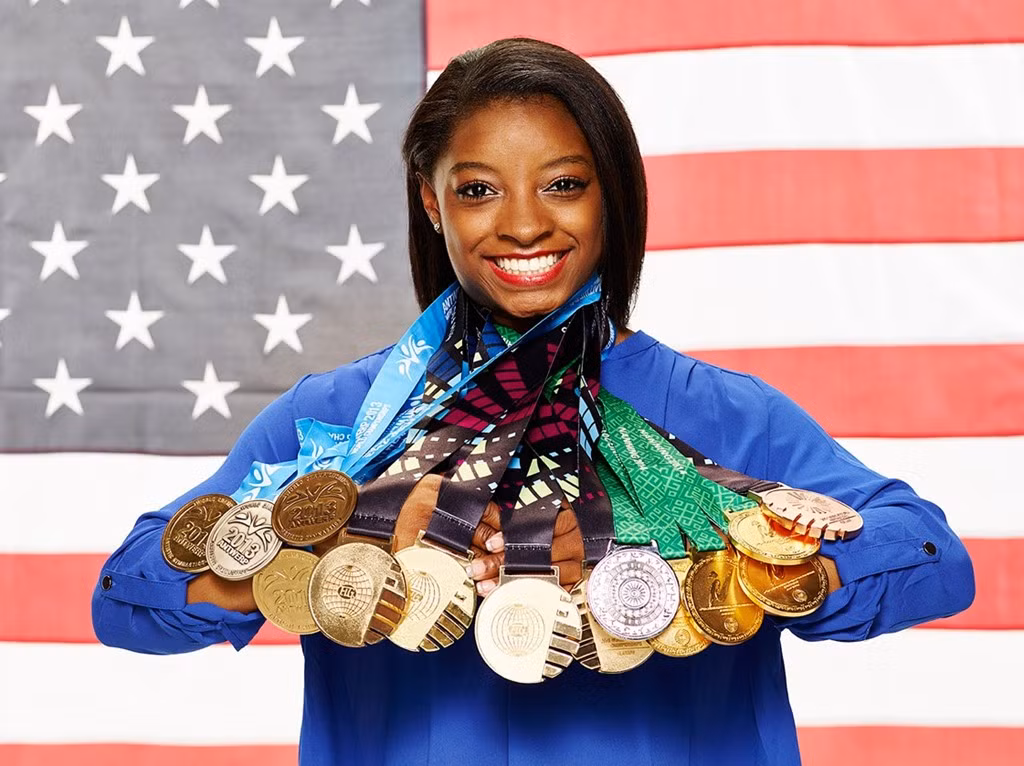 3. Simone Biles là một trong những vận động viên thành công nhất lịch sử môn Thể dục dụng cụ nước Mỹ, với 19 danh hiệu vô địch tại các giải đấu quốc tế. Tại Olympics Rio 2016 vừa qua, Simone xuất sắc giành tới 4 HCV cá nhân. Thành tích đó giúp cô gái trở thành hiện tượng của làng thể thao quốc tế. Ảnh: NBC Olympics.