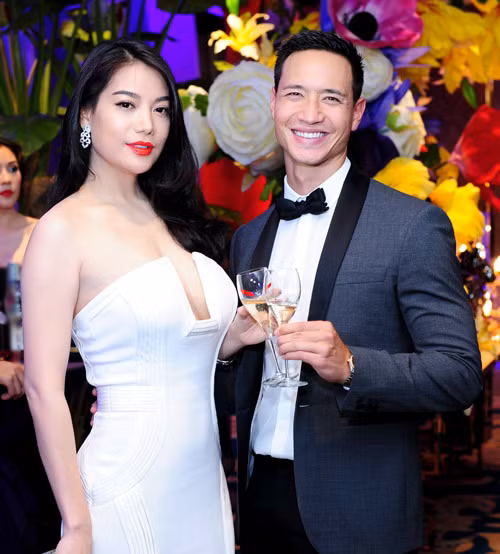 Trương Ngọc Ánh – Kim Lý Là “trai tân”, kém Trương Ngọc Ánh đến 7 tuổi nhưng Kim Lý vẫn quyết định yêu Ngọc Ánh dù cô đã có một con gái. Cả hai người công khai chuyện tình cảm với báo giới sau khi bộ phim “Hương ga” khép lại. Họ nhận được sự ủng hộ từ phía khán giả cho rằng hai người đẹp đôi. Bởi lẽ, Kim Lý sở hữu một khuôn mặt lai nam tính còn Trương Ngọc Ánh lại được trời phú cho vẻ đẹp không tuổi dù đã “U40”.