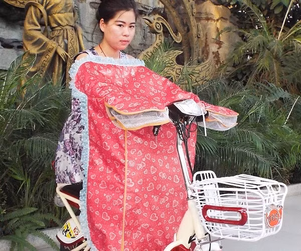 Đây là một mẫu thời trang chống nắng dùng cho mùa hè khắc nghiệt được giới thiệu khá nhiều trên trang mua bán Taobao của Trung Quốc. Với mức giá dao động từ 20 NDT đến 80 NDT, bất kỳ ai cũng có thể sở hữu chiếc áo này với đủ màu sắc: xanh, đỏ, trắng.