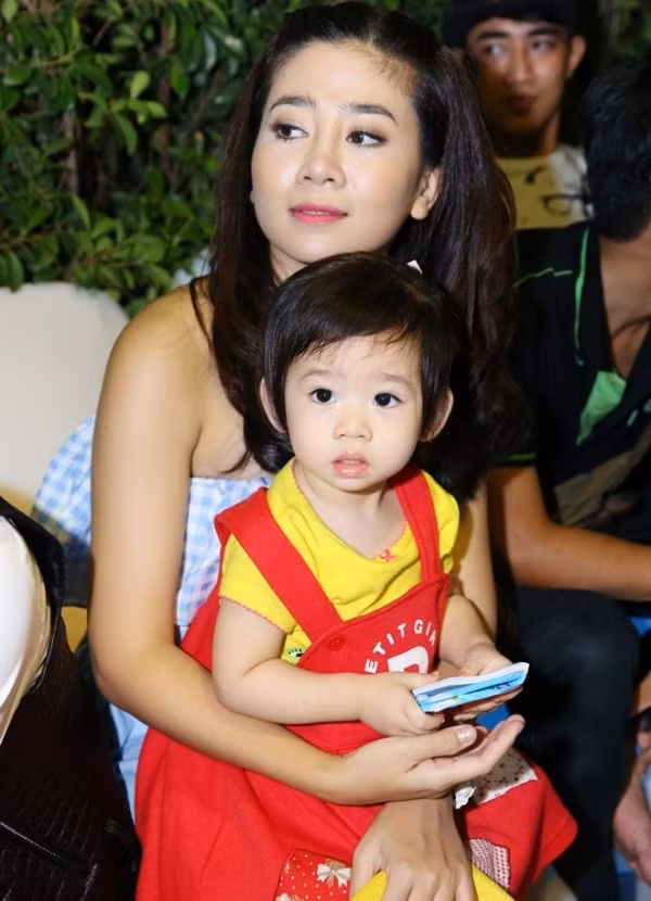 Mai Phương (vai Mai) Mai Phương sinh năm 1985 được biết đến qua hàng loạt bộ phim đình đám như Kiều nữ và đại gia, Gió về cù lao, Hương phù sa…Trong Những thiên thần áo trắng, Mai Phương vào vai cô học trò tên Mai hiền lành và có phần yếu đuối.
