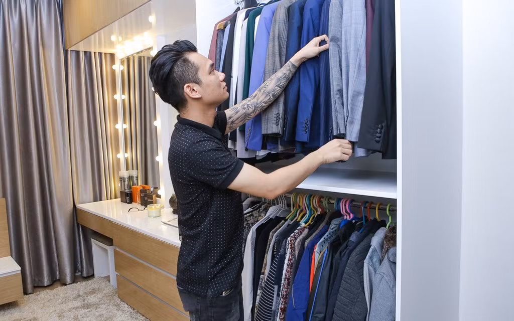 Là người ăn mặc đơn giản trên sân khấu lẫn ngoài đời nên tủ đồ của anh chủ yếu là sơ mi, áo thun, quần jeans. Màu sắc phần nhiều là tông trầm.