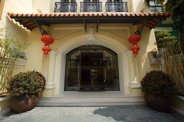 Ngôi nhà với phong cách đặc biệt này chính là 1 điểm nhấn giữa lòng Sài Gòn hoa lệ. Đến đây, bạn sẽ có cảm giác tâm hồn tĩnh lặng và yên bình đến lạ thường.
