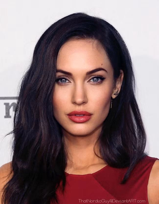 Ngoài việc giữ vóc dáng, Megan Fox cũng chú trọng đến khâu chăm sóc da. Ngoài những sự kiện quan trọng cần trang điểm, ngôi sao sinh năm 1986 thường để cho da thở.