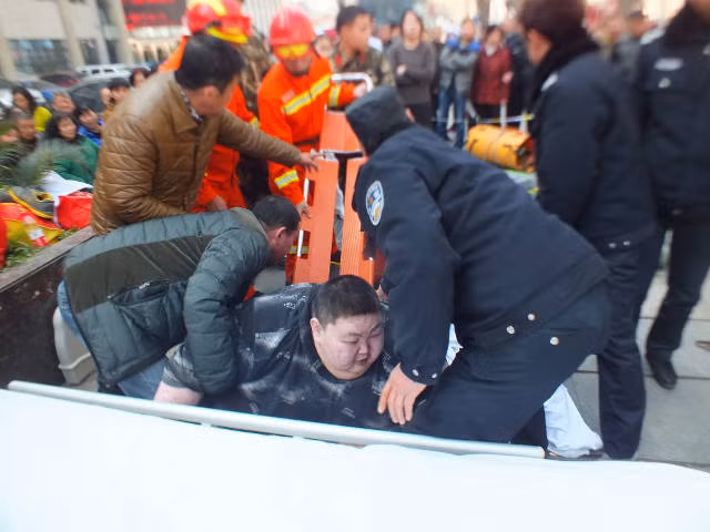 Tiểu Hoàng, 27 tuổi sống ở thành phố Vũ Hán, thủ phủ tỉnh Hồ Bắc ngay từ khi còn nhỏ đã bụ bẫm hơn bạn bè đồng trang lứa. Cân nặng của anh gia tăng chóng mặt và chỉ sau ít lâu, Hoàng đã nặng tới hơn 200kg. Anh được gọi là “ người đàn ông béo nhất Vũ Hán”. Cân nặng khiến Hoàng rất khó di chuyển và tìm việc. Sau khi tốt nghiệp trường kĩ thuật, anh thất nghiệp và chỉ ở nhà chơi game. Mấy năm qua, gia đình Hoàng tìm mọi cách chữa trị nhưng cân nặng của anh không giảm mà tiếp tục tăng.