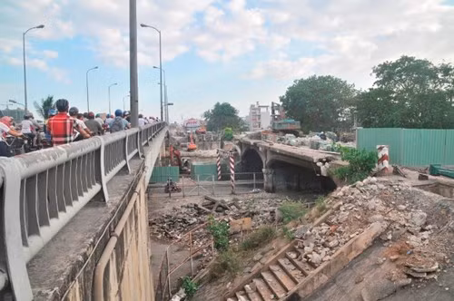 Kiểu dáng, kết cấu của công trình cầu mới này tương tự như cầu Nhị Thiên Đường 2. Cầu mới được xây dài 161m, rộng 12m cho phép xe siêu trường siêu trọng lưu thông qua cầu. Ảnh Việt Văn