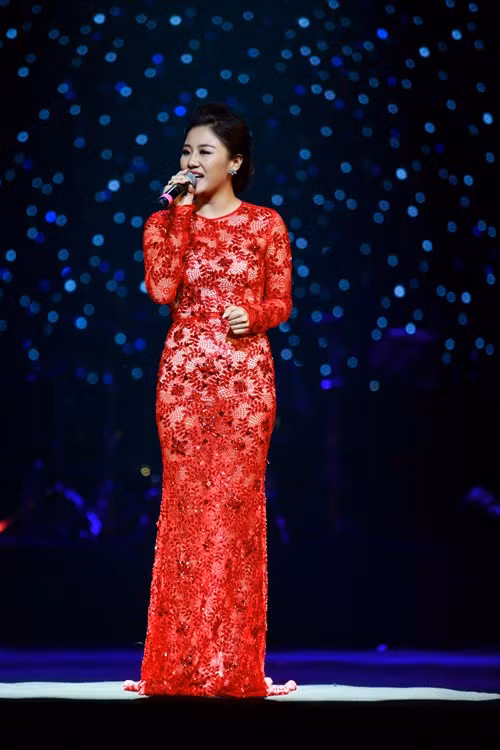 Văn Mai Hương diện bộ váy xuyên thấu khoe dáng quyến rũ. Nữ ca sĩ thể hiện một loạt ca khúc như Chuyện tình nhà thơ, Nếu như anh đến...