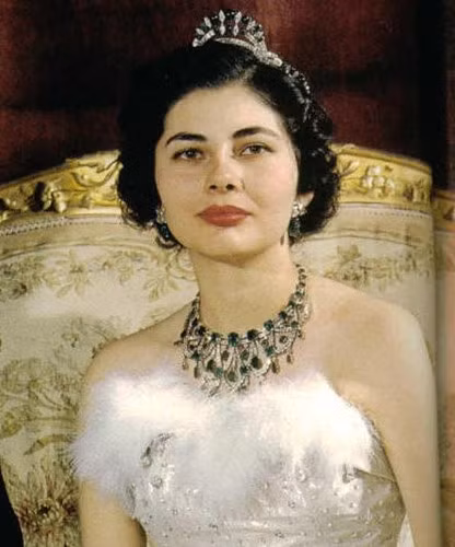 Khi cuộc hôn nhân đầu tiên kết thúc, vua Pahlavi muốn tái hôn để đảm bảo ngai vị và sự ổn định trong cả nước. Ngay từ lần gặp đầu tiên ở London, công chúa Shams đã tin rằng cô gái trẻ Soraya chính là người vợ mà em trai đang tìm kiếm, bèn ngỏ lời mời Soraya quay trở lại Tehran. Hai ngày sau khi tới thủ đô Iran, Soraya đã được mời tới ăn tối với mẹ vua là Tadj ol-Molouk.