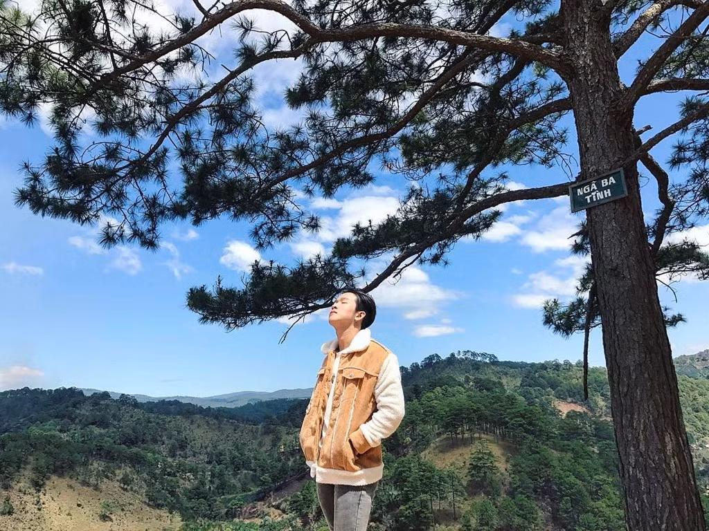 Nằm cách trung tâm thành phố Đà Lạt khoảng 20 km, trên cung đường ghé vào Ma Rừng Lữ Quán, Ngã Ba Tình đã trở thành địa điểm check-in quen thuộc của giới trẻ khi ghé thăm Đà Lạt. Ảnh: Huỳnh Anh.