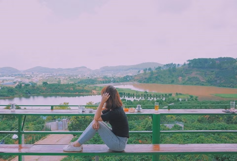 Mê Linh Garden cách trung tâm thành phố khoảng 20 km. Đây là một quán mới nổi ở Đà Lạt với khung cảnh tuyệt đẹp, có thể làm say đắm bất cứ trái tim sắt đá nào. Ảnh: Angellam.