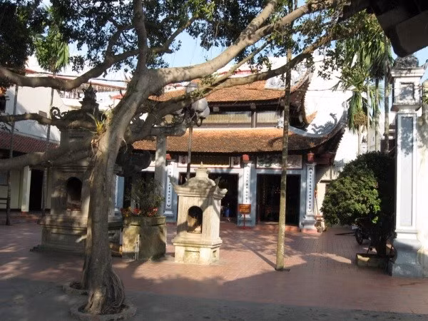 Phủ Tây Hồ (còn gọi là phủ Mẫu Tây Hồ) thờ bà chúa Liễu Hạnh - một trong tứ bất tử của Việt Nam. Vào dịp đầu xuân năm mới, du khách thường về đây rất đông vừa để dâng lễ cầu may, cầu phúc, cầu lộc vừa để thưởng ngoạn cảnh đẹp Tây Hồ. Ảnh: Giaothuy/ Phunuonline.