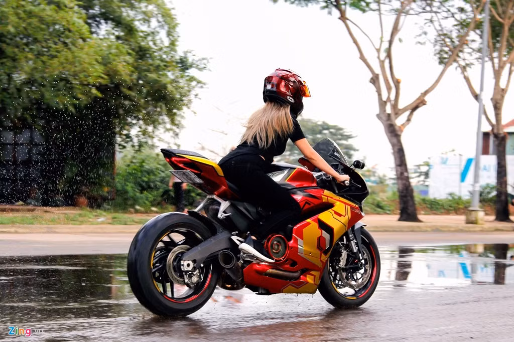 "Lúc mới chạy Z1000, các anh chỉ thao tác, sau đó Vy chạy từ từ, khoảng 15 phút sau bắt đầu quen", cô gái nhớ lại thời gian đầu tập chạy xe phân khối lớn. Những người bạn trong nhóm Moto Ken đưa xe để Vy tập và chạy theo hướng dẫn. "Cảm giác lúc đầu không quen cũng sợ, tuy nhiên do tập chạy trên đường trống, sau này quen mới dám chạy ra đường giao lộ", Tường Vy cho biết.