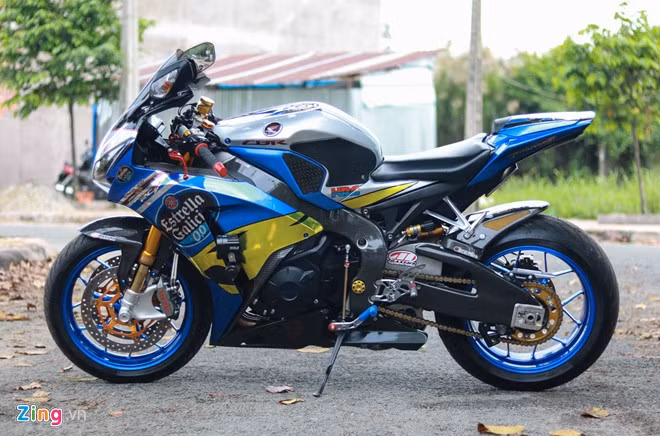 Chiếc Honda CBR1000RR độ này thuộc sở hữu của anh Võ Thế Vinh, thành viên Motor Club Vĩnh Long. Chủ nhân chiếc xe đã nâng CBR1000RR lên một tầm cao mới khi trang bị nhiều món đồ chơi đắt tiền.