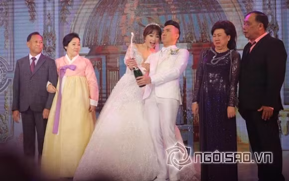 Khoảnh khắc Trấn Thành mở nút sâm-panh cùng Hari Won khiến nhiều người bật cười. Nhất là khi ngó sang gương mặt "khó đỡ" của hai bậc phụ huynh đứng kế bên. Hình ảnh này xứng đáng được nằm trong top những khoảnh khắc hài hước nhất trong đám cưới sao Việt.