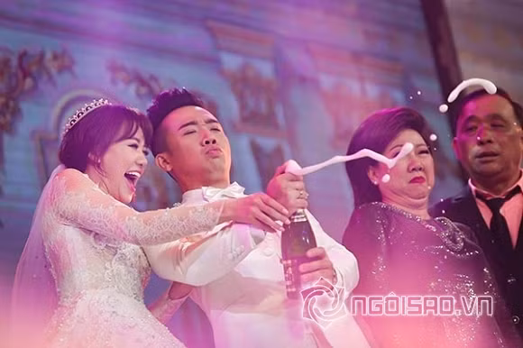 Biểu cảm thay đổi liên tục của Trấn Thành khi mở sâm - panh.