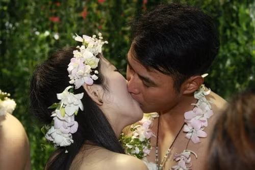 Nhiều người ngưỡng mộ tình yêu chân thành của 20 cặp đôi trẻ tuổi, dũng cảm này. Tuy nhiên cũng không ít người cho rằng, những cặp đôi này chỉ muốn chơi trội và họ sẽ phải ân hận khi không lường trước được những khó khăn, thiếu thốn khi phải đối mặt với cuộc sống hôn nhân rất nhiều khoản phải chi.