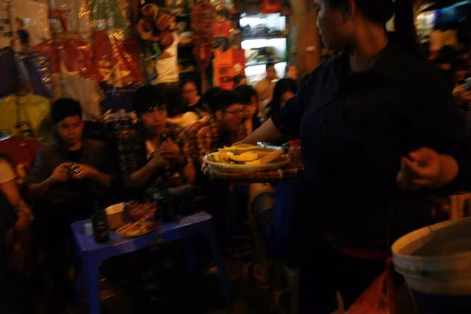 Nhiều người bán hàng rong nài nỉ khách mua quà vặt.
